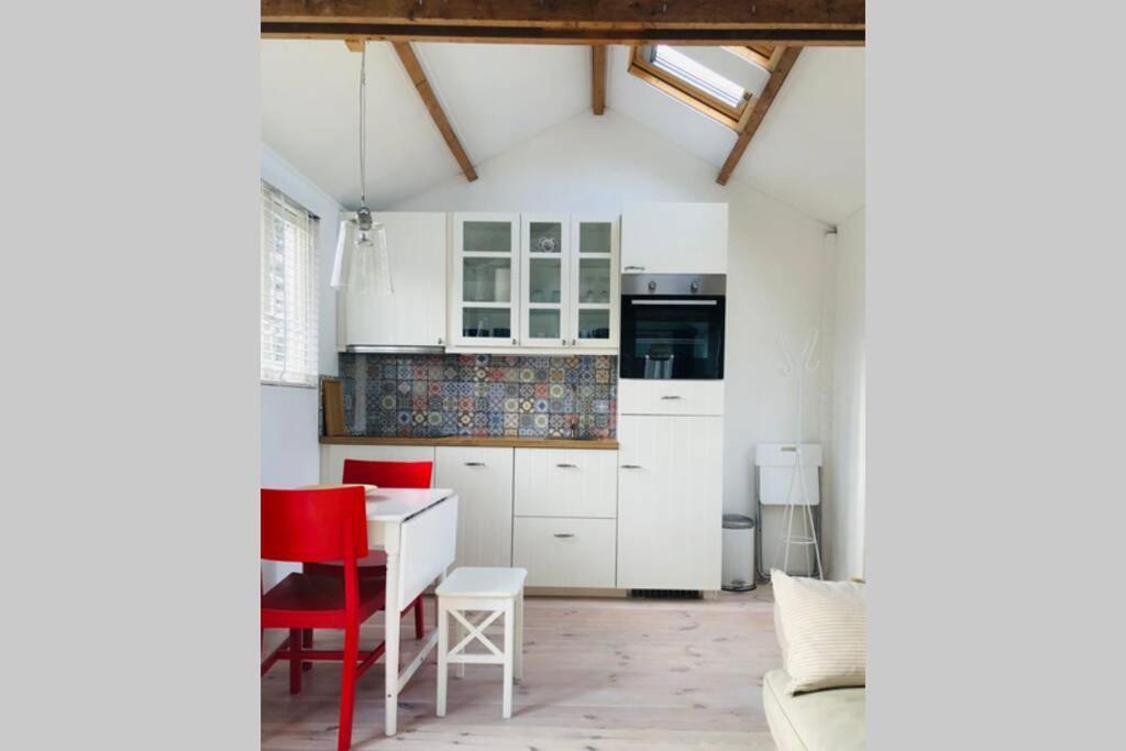Tiny House In Tuin Van De Statige Villa Mariahof Dordrecht Exterior photo